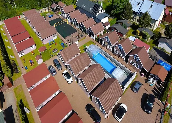 別荘 Homes With Swimming Pool, ミエンジズドロイェ