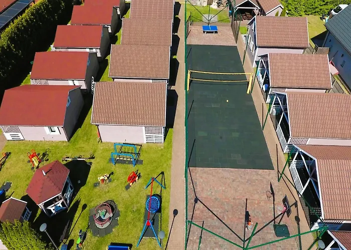 別荘 Homes With Swimming Pool, ミエンジズドロイェ